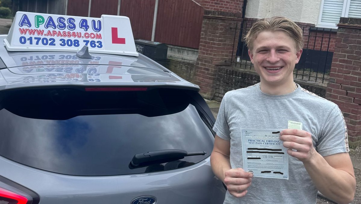 A great driving test pass in Hornchurch for Luey after a short driving course with our driving instructor Artan G