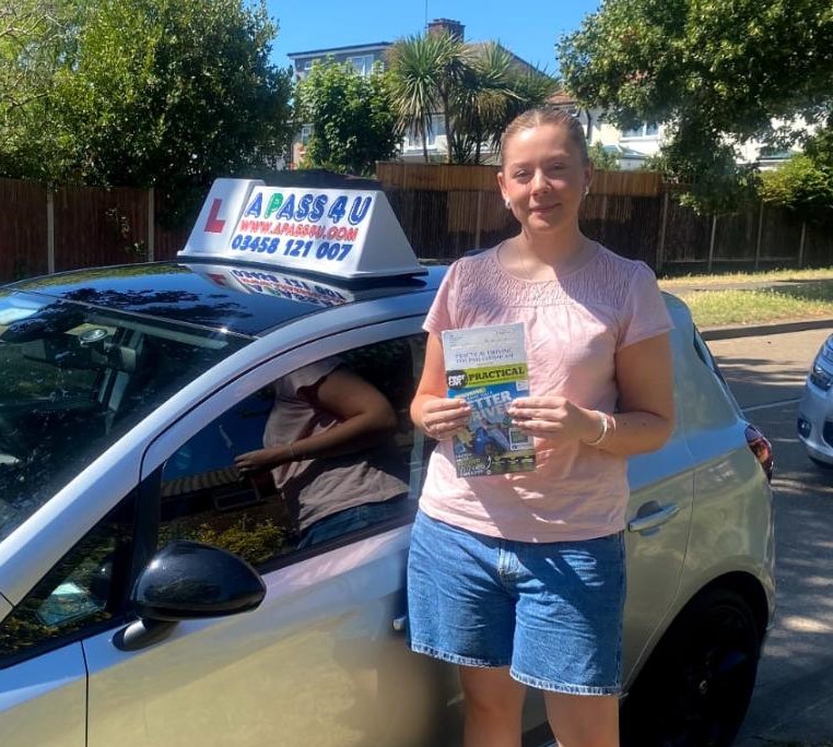Aimee P passes her driving test 1st time in Southend with Susan E after a 4 day intensive driving course, many congratulations!