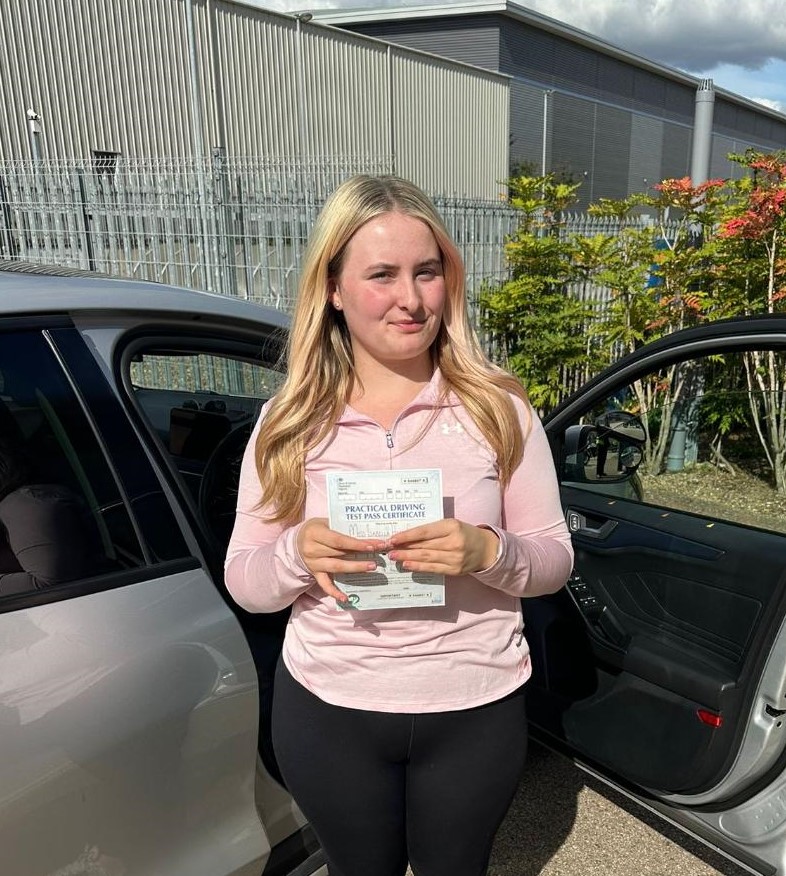 Short Driving Course gets Isabella a 1st time pass with Ben H in Basildon. Many congrats Isabella from all at A Pass 4 U Driving School
